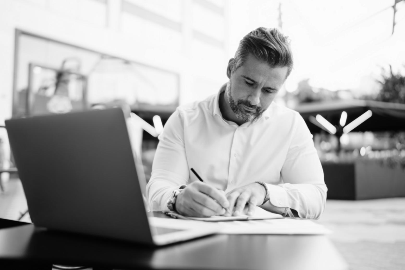 Internationale Studierende arbeiten gemeinsam an SEO-Projekten