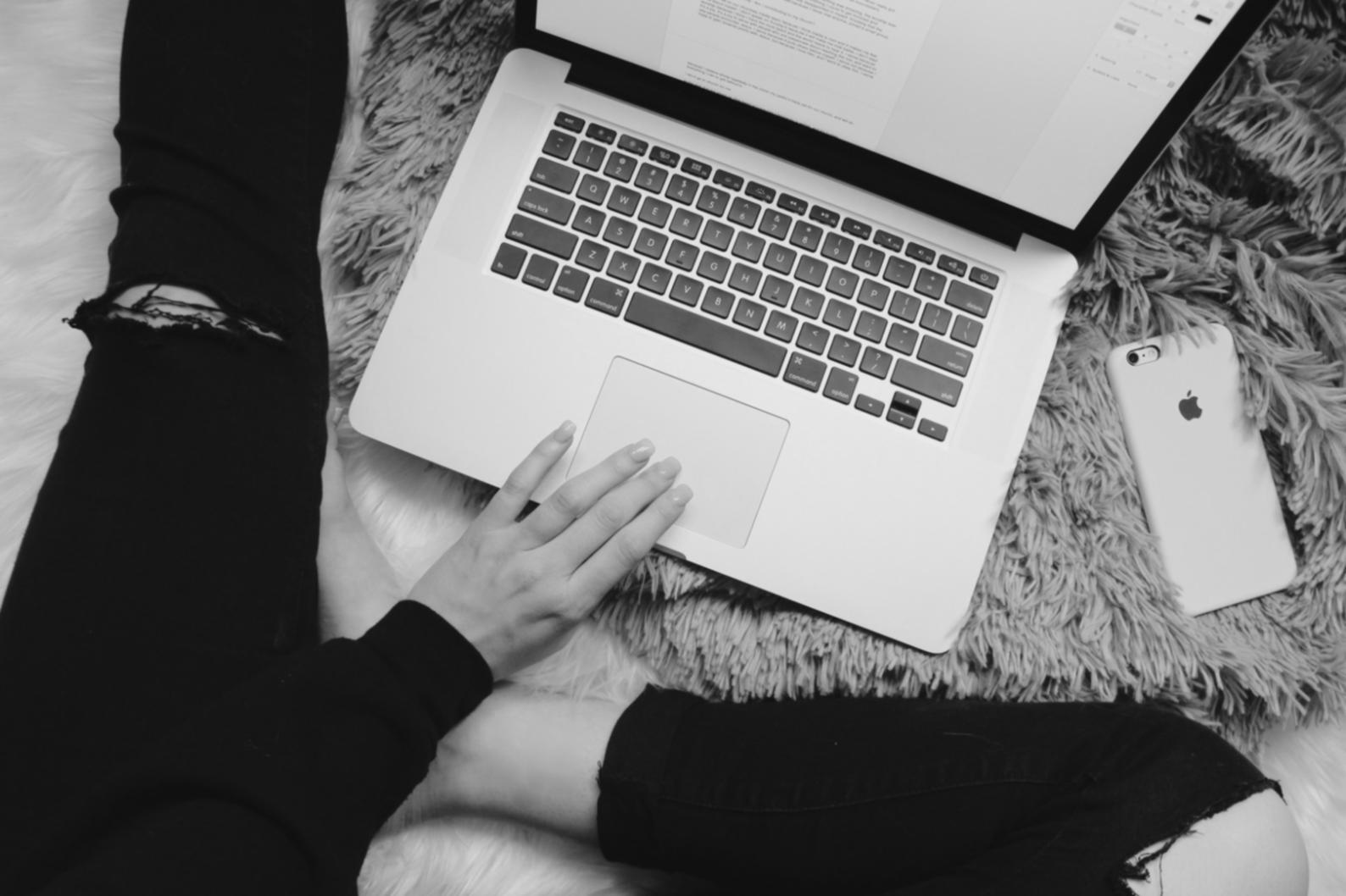 Teilnehmer analysieren Log-Files und Crawl-Daten während eines technischen SEO-Workshops